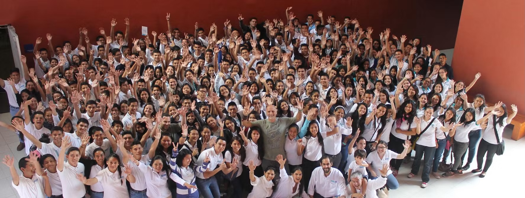 Yossi Ghinsberg with youth of El Salvador after his keynote gift